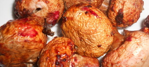 Шампиньоны, запеченные на мангале, в маринаде из чёрной смородины