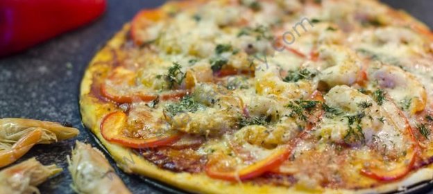 Домашняя пицца с креветками и сыром