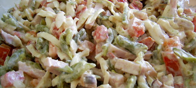 Салат из стручковой фасоли с ветчиной и сыром