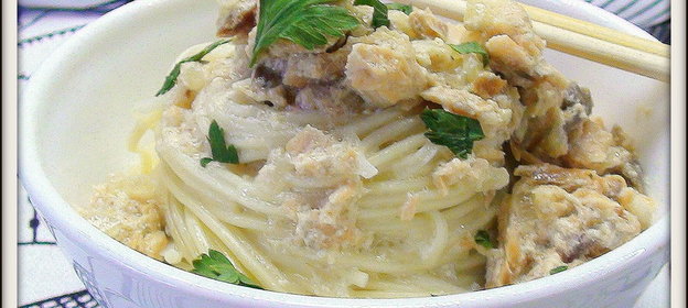 Яичная лапша с соусом из печёной на углях рыбы