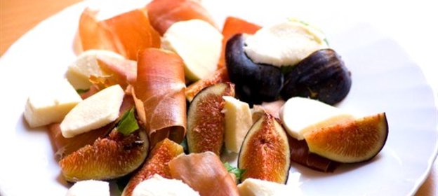 Рулет из пармской ветчины и фаршированного рикоттой поджаренного инжира с салатом из рукколы