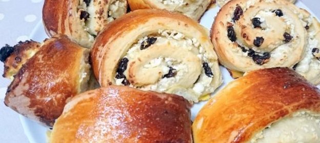Булочки с творогом и изюмом