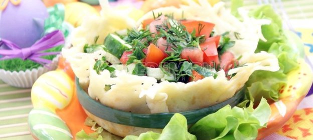 Овощной салат в сырной корзинке