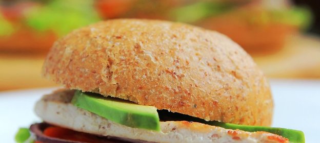 Домашний бургер с куриной грудкой и печеным перцем