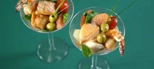 Мартини с королевскими креветками и морскими гребешками