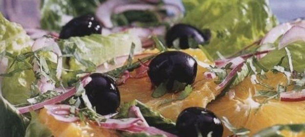 Салат из апельсинов, лука и оливок
