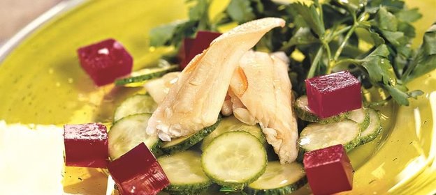 Рыбный салат со свекольным желе и ароматным маслом