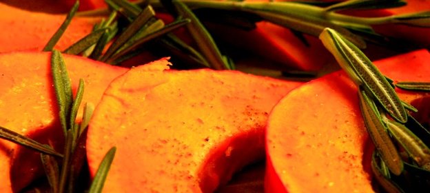 Печеная тыква с розмарином и морской солью