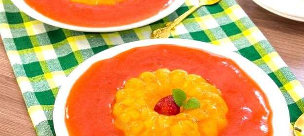 Абрикосовое желе с клубничным соусом