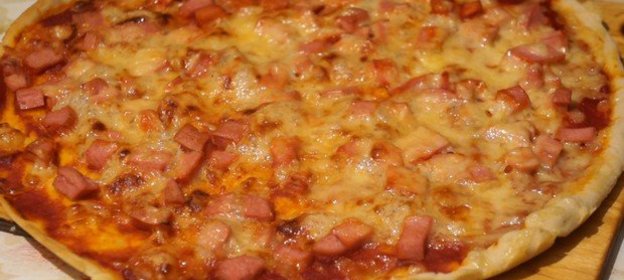 Пицца с колбасой и сыром. Видео