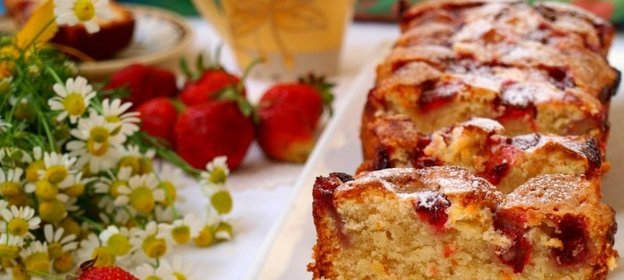 Кекс с клубникой и апельсиновой цедрой