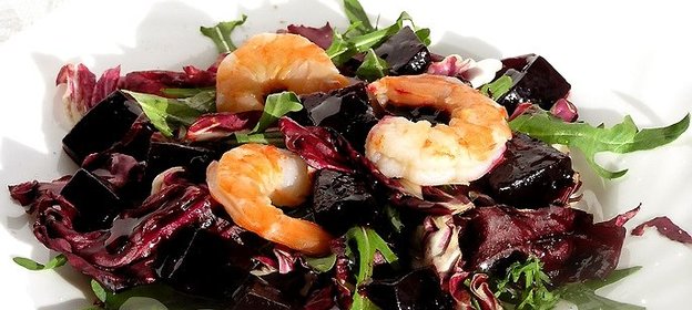 Салат с креветками и свекольным желе