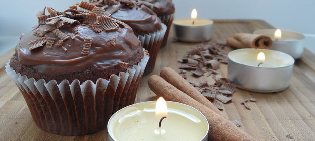 Шоколадные капкейки со сливочной начинкой и ганашем из молочного шоколада