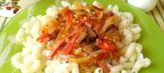 Паста с помидорами черри и колбасой
