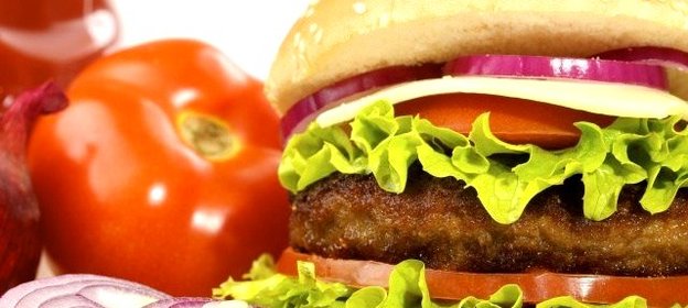 Домашние чизбургер с овощами