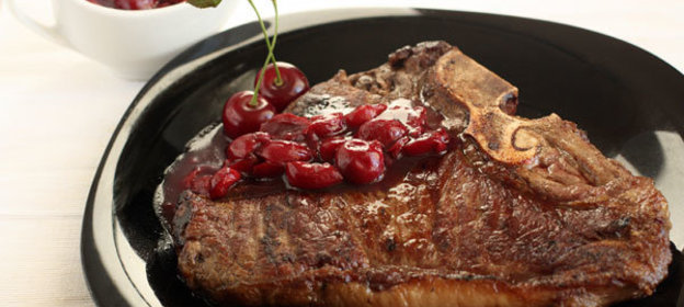 Вишневый соус и стейк ти-бон