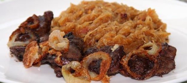 Куриная печенка с тушеной капустой