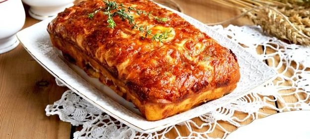 Закусочный кекс с вялеными томатами мясным ассорти
