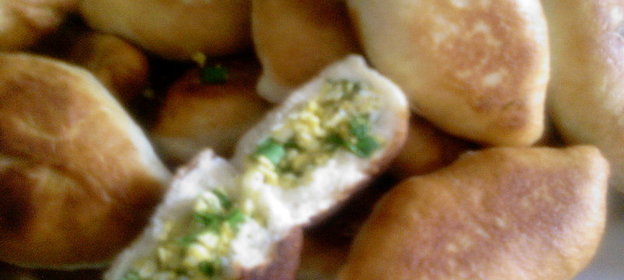 Жареные пирожки с зелёным луком и яйцом
