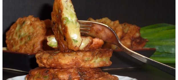 Оладьи с зелённым луком и яйцом