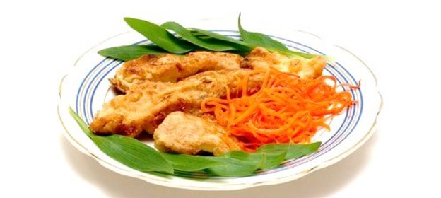 Золотистые кусочки морского языка в тесте с паприкой и солью