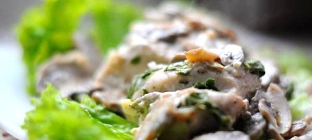 Куриные грудки со шпинатом и грибами