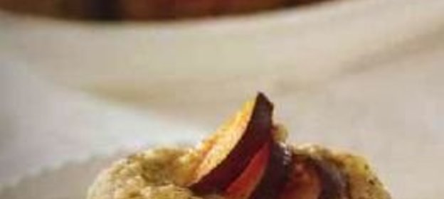 Ореховые маффины со сливами