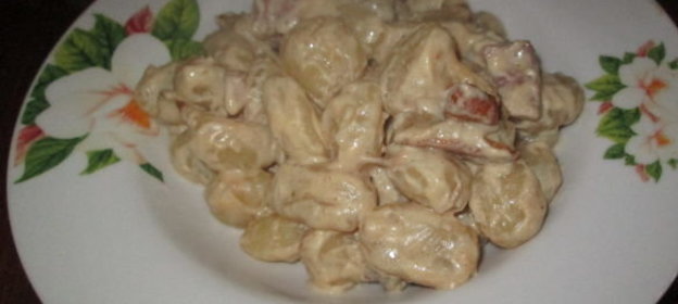 Салат из мяса курицы и огурцов