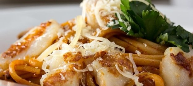 Лингвини с гребешками в томатном соусе