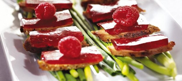 Утиная грудка с малиновым желе