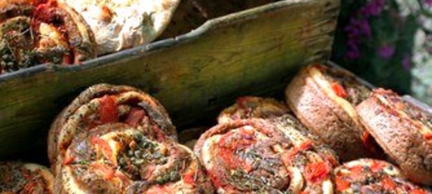 Хлеб с чесноком, базиликом и помидорами