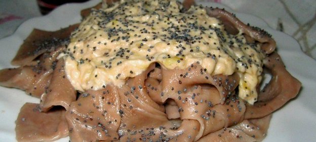 Шоколадные папарделле со сливочно-банановым соусом и маком