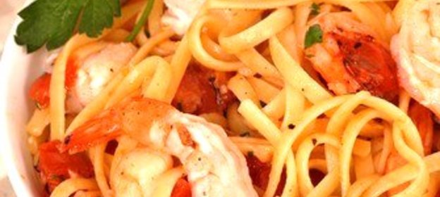 Паста с креветками, томатами и базиликом