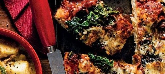 Пицца с сосисками и мангольдом