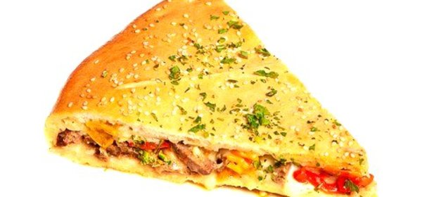 Закрытая пицца с сельдью, томатами и базиликом