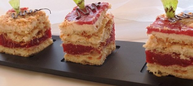 Слоенные пирожные с клубничным желе