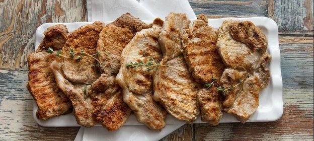 Свинина-гриль в лаймовом маринаде из тростникового сахара, зеленого лука с букетом ароматных приправ