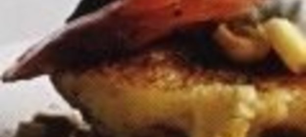 Кукурузные оладьи с копченым лососем и сметанным соусом