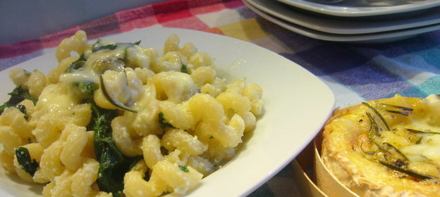 Паста со шпинатом и запеченным камaмбером