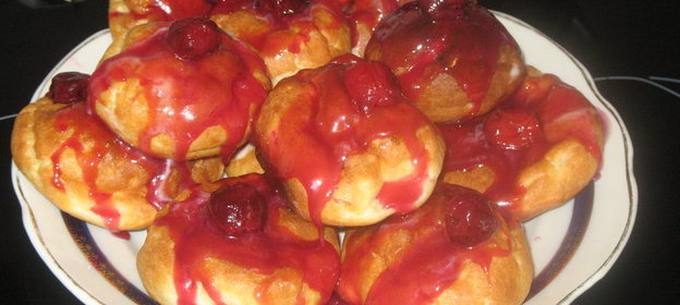 Заварные булочки с вишней