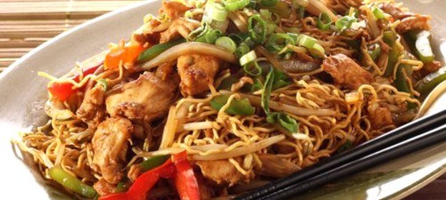 Лапша с индейкой и овощами в кокосово-арахисовом соусе