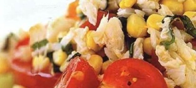 Кукурузный салат с крабовым мясом и помидорами