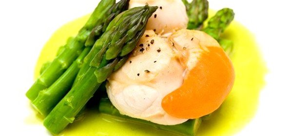 Салат из морских гребешков и спаржи