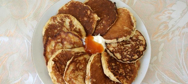 Оладьи из овсянки с абрикосовым вареньем