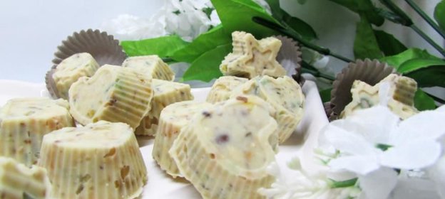 Конфеты из белого шоколада с орехами и цукатами