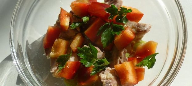 Салат с тунцом, фасолью и овощами