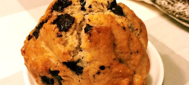 Маффины с кусочками шоколада в медовом сиропе