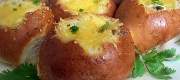 Жюльен с курицей и грибами в булочке