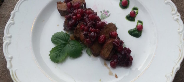 утиная грудка под клюквенным соусом