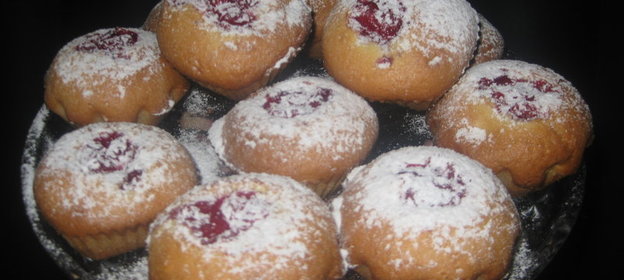 Французские маффины с клубникой и вишней